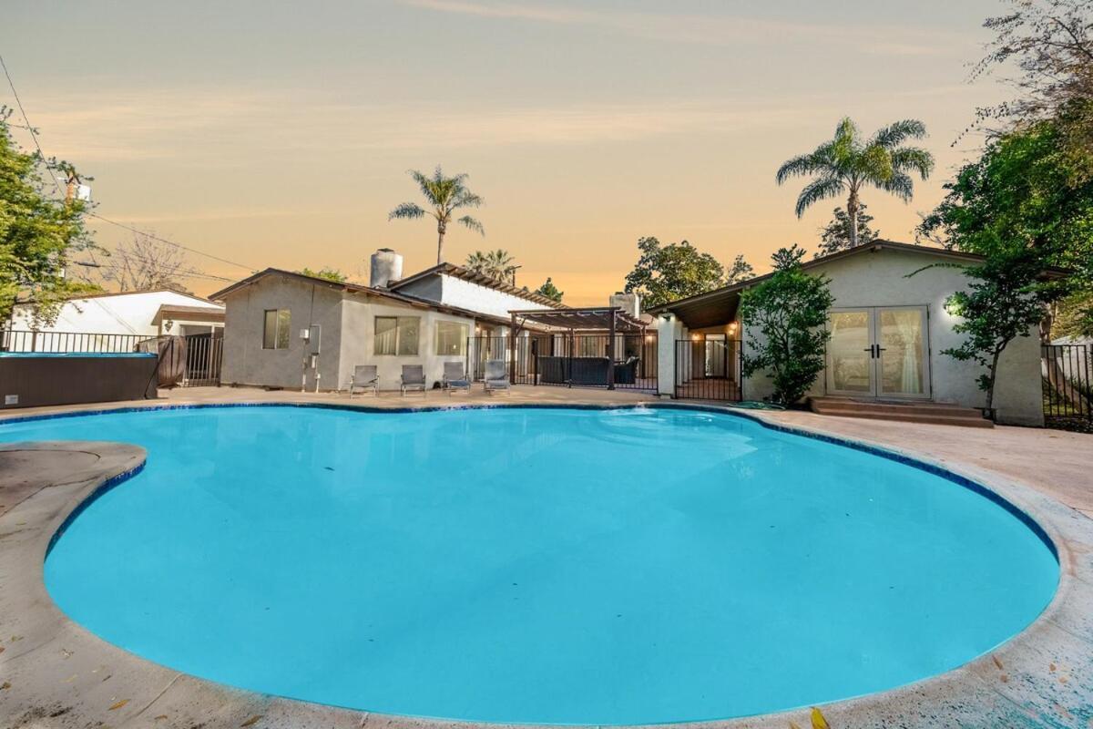 5 Mins From Universal With Heated Pool, Spa, Golf & Pong Holiday home